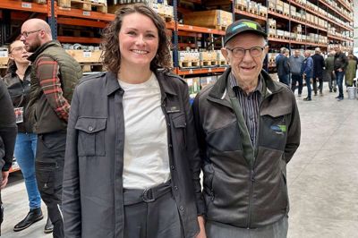 Fra jubilæumsarrangement og åbent hus på nyeste tilbygning ses grundlæggeren, 93-årige Agner Thisgaard, sammen med barnebarnet Rikke Kjær Aslak, der har været administrerende direktør siden 2021. Hun hyldede den gamle opfinder og sendte samtidig en stor tak for samarbejdet til kunder og forhandlere.