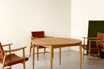 Bordet BM0121 er blandt andet kendetegnet ved en relativt slank bordplade.