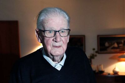 - Jeg skal lige indstille kameraet, så billedet får de rigtige farver, forklarede Folkebladets fotograf, da han i 2020 besøgte Erik » Jegge« Christensen for at fotografere ham i forbindelse med hans 95-årsfødselsdag. »Den rigtige farve, den er rød, du!« replicerede fødselaren kvikt. Han var siden 7-årsalderen forbundet til DUI, Socialdemokratiet og fagbevægelsen.