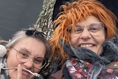 Det kan faktisk også være sjovt at sidde i Hammerum Gjellerup Borgerforenings bestyrelse. Her har to af medlemmerne klædt sig ud til et Halloween-arrangement, som foreningen står bag. Det er forperson Helene Rasmussen til højre og til venstre Christina Kragbæk Jensen, som har været med i foreningen i otte år, men som nu træder ud sammen med to andre. Derfor skal der findes tre nye bestyrelsesmedlemmer på generalforsamlingen tirsdag aften.
