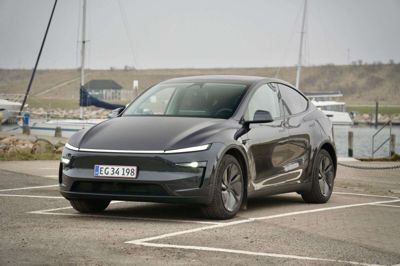 Tesla Model Y har undergået omfattende forandringer. Den fornyede model er nem at genkende på de meget smalle forlygter, der ligner dem, man finder på amerikanernes voldsomme Cybertruck. Morten B. Bek/Ritzau Scanpix