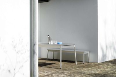 Normann Copenhagens nye møbelserie Ex har fået navn efter materialet, såkaldt ekstruderet aluminium.