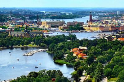 Stockholm er en smuk og levende by, spredt over øer og vand, hvor moderne design møder historisk charme.