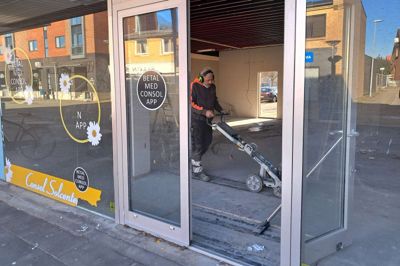 Et solcenter i Vestergade bliver i øjeblikket forvandlet til en kontor for det nye hjemmeplejefirma Nærgen Pleje.