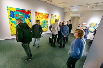 Der var stor interesse og mange fremmødte, da Skive Kunstmuseums åbnede den nye udstilling med malerier af Carl-Henning Pedersen.