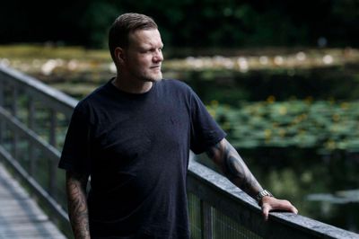 - Følelsesmæssigt var det overvældende, og jeg blev rørt, siger præst Martin Bentsen. Fredag oplevede han sin kriminelle fortid og sin omvending til kristendommen behandlet som elevmusical på Hestlund Efterskole.