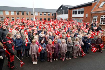 Sidste år flagede børnene for at Aulum Skole fyldte 100 år. Som en forsinket fødselsdagsgave vil kommunen nu udskifte en del af skolens tag med ny tagpap.