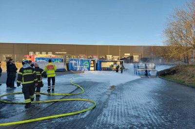 De brændende batterier blev dækket i et tykt lag skum ved branden hos Division Special Affald hos Marius Pedersen på Baggeskærvej.