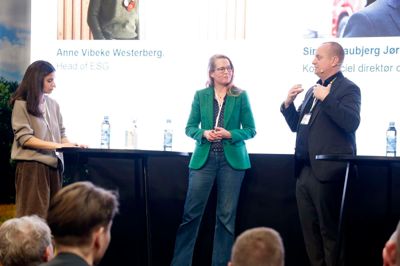 Cecilie Leal (t.v.) fra Bæredygtig Herning modererede en samtale mellem Anne Wibeke Westerberg (i midten) fra Alpi og Simon Jørgensen HV-Transport.