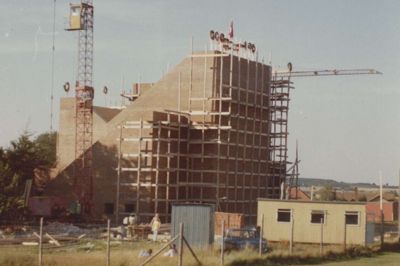 Hedeagerkirken under opførelse. Som den nyeste bykirke i Herning blev den opført for 50 år siden, og jubilæet markeres i denne uge. Foto: Lokalhistorisk Arkiv Herning