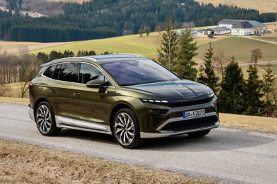 Kommer her den nye Skoda Elroq? Nej, det er den opdaterede Enyaq, som har mærkets nye design med blandt andet forlygter delt op i hovedlygter og kørelys. (PR-foto). Skoda Auto/Ritzau Scanpix