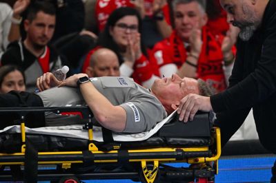 Jesper Madsen blev 20. februar eskorteret fra banen på en båre, da han fik det fysisk dårligt under en Champions League-kamp i Ungarn. Kort efter skete det igen - men den herningensiske topdommer har nu gjort comeback.