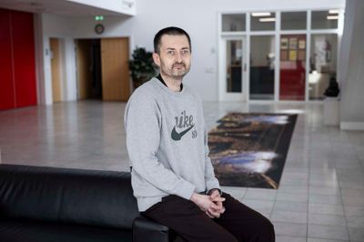 Michael Hansens nye perleværk består af 840.000 perler og fylder tre gange syv meter, når det er lagt færdigt på gulvet i Musikskolens foyer. Fredag var han i fuld gang med at placere de mange perleplader, da billedet blev taget. Når værket er samlet, anbefales det at tage trappen op til første sal. Herfra kommer værket rigtigt til sin ret.