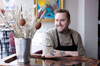 Familien Vermø har ansat 25-årige Niklas Ormstrup til at stå i spidsen for den gastronomiske side af Dolphin-familiens aktiviteter i Herning.