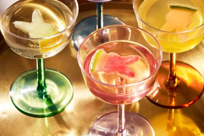 I Ikeas påskekollektion finder man blandt andet flerfarvede glas, der pynter på påskebordet.