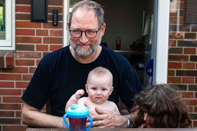 Henrik Jørgensens skepsis ved at deltage i fællesspisningen blev gjort til skamme. Her ses han med datteren Isabella.
