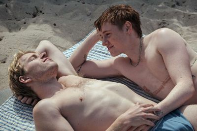 I spillefilmen »Sauna«, der er baseret på Mads Ananda Lodahls roman af samme navn, spiller Magnus Juhl Andersen (t.v.) rollen som Johan, og Nina Rask spiller rollen som William.