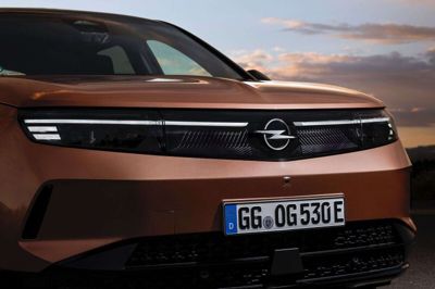 Mens ejere af elbiler fra Citroën og Peugeot med købsdato op til 18 måneder bagud kan tilkøbe den forlængede garanti, skal Opel-kunder have en bil, der er købt i 2025, for at kunne det samme. (PR-foto). Pr-Foto Opel./Ritzau Scanpix