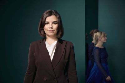 På sin fødselsdag i 2023 fik Charlotte Rowan drømmejobbet som dirigent for DR Pigekoret - et job, den unge brite kom til efter tre år som Mads Billes håndplukkede afløser i spidsen for Herning Kirkes Drengekor. Foto: Emilia Therese/DR