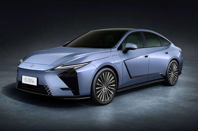 Farvel til kedelig: Lexus' nye udgave af sedanen ES har et design, der ikke så nemt går i glemmebogen. (PR-foto). Lexus/Ritzau Scanpix