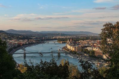 Budapest er en storslået by, hvor historisk elegance møder moderne puls langs den glitrende Donau-flods bredder.