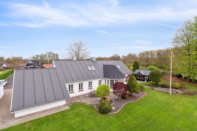 Møllegaarden 5 i Kibæk fra 1877 lægger faktisk navn til villavejen - da gården i sin tid var en stor ejendom og siden er blevet udstykket til grunde. I dag finder man en renoveret villa med en landlig stil, så historien stadig er bevaret.