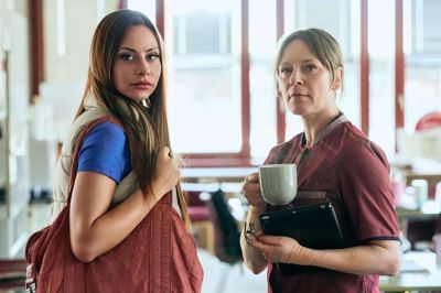 Iben Hjejle (t.h.) har lært meget om skønhedsindgreb ved mødet med Tessa i tv-serien »Løgnen« på TV 2. Foto: Henrik Ohsten, TV 2