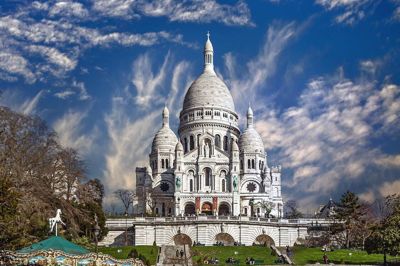 Det skønne område ved den knejsende Sacre Coeur-kirke er altid et populært sted at mødes og nyde udsigten.