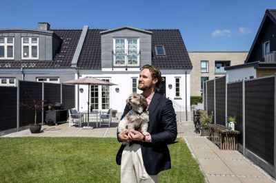Byvillaen har fået nyt tag, ny kvist, nye tagrender, nye vinduer og døre, og så er det blevet hulmursisoleret. Og så har det fået nye beboer - her ses to af dem: Phillip Thusing med Luna i armene.