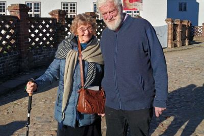 Ruth Dein optrådte for sidste gang på Nørre Vosborg. Her ses hun foran hovedbygningen sammen med en af årsagerne til hendes fremtidige prioriteringer, nemlig Kjeld Stenum. De mødte hinanden gennem en fælles interessere for lokale dialekter.