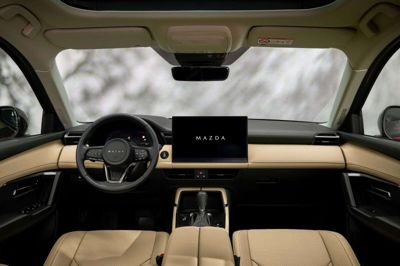 Mazda har fjernet langt de fleste knapper, som mange andre producenter også gør det. Producenten siger, at det er kundernes ønske. PR-foto: Mazda/Ritzau Scanpix