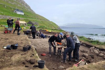 På den færøske ø Sandoy leder arkæologer og arkæologistuderende efter spor, der kan pege på, om der her var nogen før vikingerne. Foto: Søren Sindbæk
