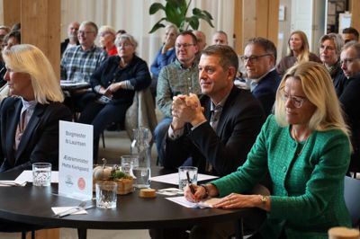 Ældreminister Mette Kierkgaard (M) ses her sammen med borgmester Ib Lauritsen (V) ved lanceringen af Ungeløftet i Ikast-Brande Kommune.