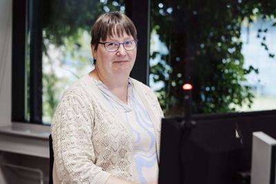 Birgit Øgelund Gammelmark er hende, kollegaerne spørger, når ingen andre kan svare. Nu fejrer hun 40-årsjubilæum på kontoret hos Herningsholm Erhvervsskole & Gymnasier.