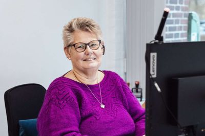Lone Bjerregaard Kristensen er receptionist på HHX i Ikast, og har været en del af skolen gennem 25 år. Dog med en lidt anden indgang end sit nuværende job ...