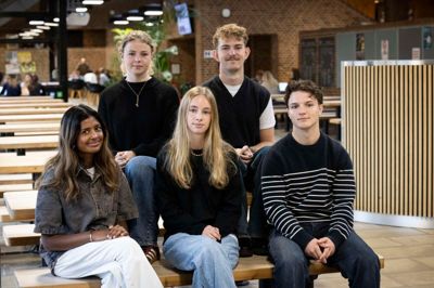 Her er vores ungepanel fra Ikast-Brande Gymnasium. Eleverne vil fra deres »point of view« tage os med ind i, hvilke emner de finder vigtigt op til kommunalvalget. Bagerst ses Emma Kjærvad, Filip Emil Larsen og forrest fra venstre sidder Caroline Stensvig, Karoline Sandberg og Bartosz Kowalik.