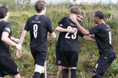 Holdkammeraterne lykønsker Sebastian Lodberg efter den 18-årige kantspillers drømmemål til 1-0. Det er Frederik Bunten (nr. 8), Frederik Vestergaard (nr. 23) og Malik Pimpong (nr. 9), der er første gratulanter ved målscoreren.
