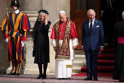 Paven samt den britiske konge og dronning står ved siden af hinanden efter fælles bøn.