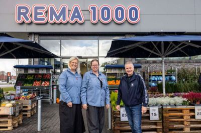Købmand Allan Villadsen fra Rema 1000 i Lind havde onsdag besøg af to repræsentanter fra FDF Lind. Bestyrelsesformand Birgitte Henriksen (t.v.) og næstformand Iben Vestergaard skulle have overrakt 31.250 kroner. Pengene er en del af lokale sponsorater i forbindelse med planerne om at opføre et nyt FDF-kredshus på Tavlundvej syd for Lind.