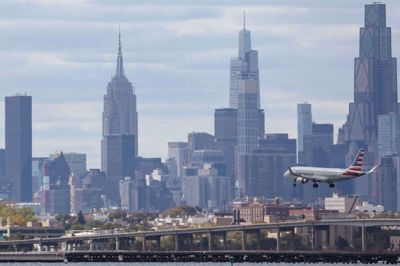 Et fly er på vej til at lande i lufthavnen LaGuardia i den amerikanske storby New York. Torsdag er der indført et såkaldt ground stop i lufthavnen, hvor man begrænser, hvor mange fly der må ankomme. (Arkivfoto).
