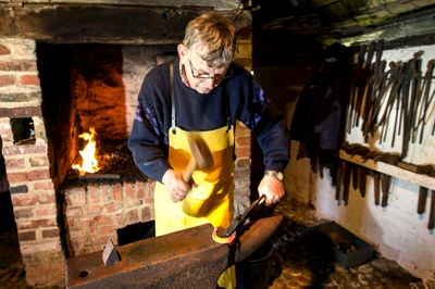 Smeden Kurt Øgelund kan selv huske bygningerne på Frilandsmuseet fra sin barndom, da hans bedstemor og bedstefar boede i nærheden. Derfor vil han også gerne selv være med til at vedligeholde museet.?Foto: Tom Laursen