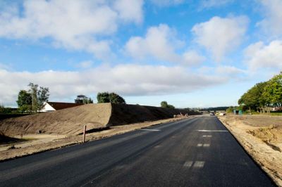 Herning Kommune har givet tilladelse til, at ruten for det traditionelle cykelløb Herning Løbet i år begynder og slutter på Vesterholmvejs forlængelse. Strækningen åbner om få uger for biltrafik. Billedet her er taget for et par uger siden. Foto: Flemming Hansen