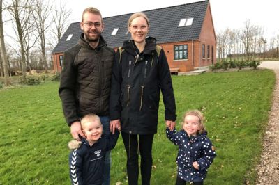 Familien Toft Nøhr med deres nybyggede hus i baggrunden. Kathrine og Heine Toft Nøhr har sønnen Holger og venter deres barn nummer to til maj. Da avisen kiggede forbi, passede de desuden Rosa, et hold gode venners datter.
