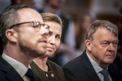 Statsminister Mette Frederiksen (S), forsvarsminister Jakob Ellemann-Jensen (V) og udenrigsminister Lars Løkke Rasmussen (M) stiller op til doorstep foran Folketingssalen efter mødet i Folketingssalen torsdag 17. januar 2023. Foto: Mads Claus Rasmussen/Ritzau Scanpix