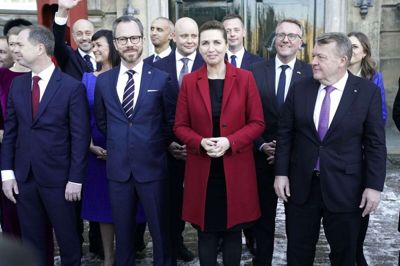 Den historiske SVM-regering blev præsenteret med en ganske kort seance torsdag på Amalienborg. Mette Frederiksen klædt i rødt, Ellemann i blåt og Løkke med et lilla slips. Foto: Liselotte Sabroe/Ritzau Scanpix
