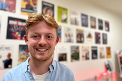 Live shopping-virksomheden Let’s go live drives af fællesskab, fortæller administrerende direktør Benjamin Lytorp Henriksen. Han sammenligner foretagendet med et fritidshjem, og gennemsnitsalderen blandt de ansatte er da også blot 21 år. - Vi er en lille, fast kerne, som har fulgtes ad siden begyndelsen. Fundamentet er fællesskab og skabertrang, og vi supplerer hinanden med forskellige kompetencer, siger han.