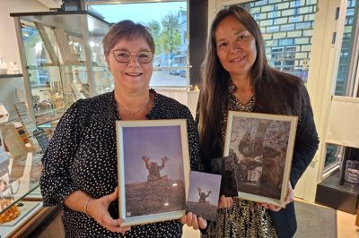 Lisette Jessen (tv) fra Kloster Sølv og Marianne Bech Nørgaard fra lokalrådet er klar med plakater og postkort, som skal fungere som støttebeviser i bestræbelserne på at få en 1,2 millioner kroner dyr Thomas Dambo-trold til Kjellerup.