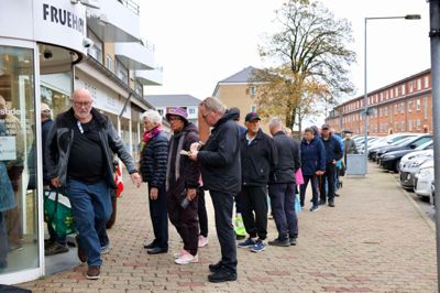 Flere kunder havde ventet trofast på genåbningen af Fruehøj Slagter.