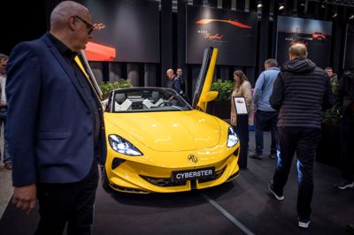 MG havde taget denne gule Cyberster med til Elbilmessen - og den tiltrak en hel del blikke.