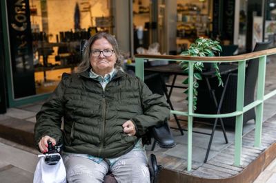 Der er kommet fokus på sikkerheden i Strøgcentret, efter at Vibeke Godsk Nielsen i sidste uge overså en høj kant og kørte direkte ud over den i sin kørestol.